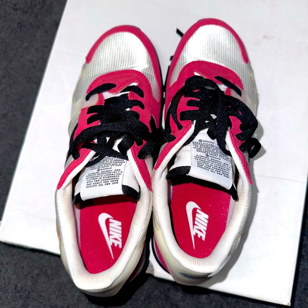 Nike Tennis Shoes. - Picture 2 of 8